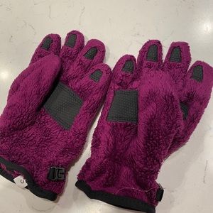 North face gloves ✨sold✨